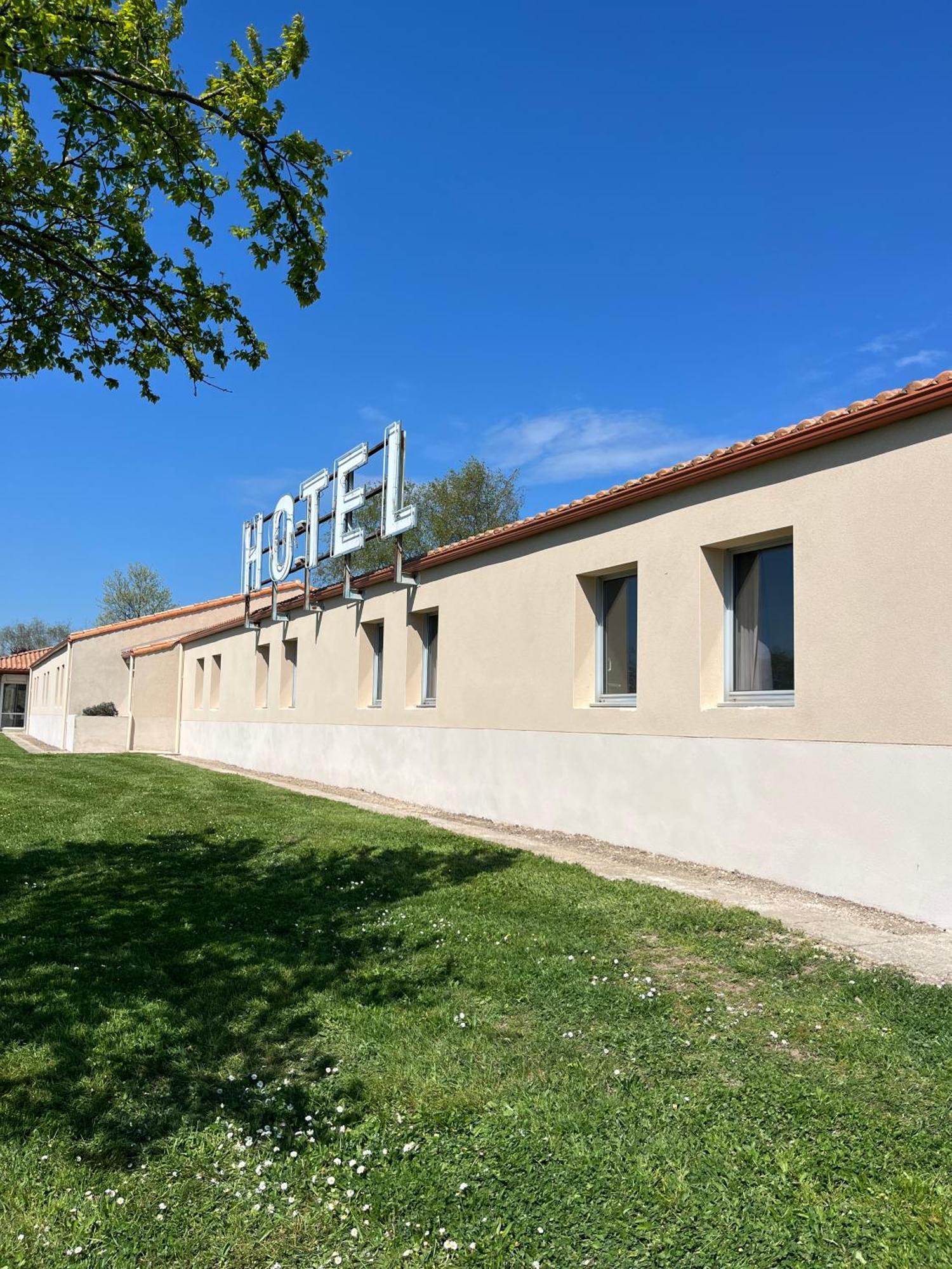 Hotel La Petite Auberge Chambretaud Bagian luar foto